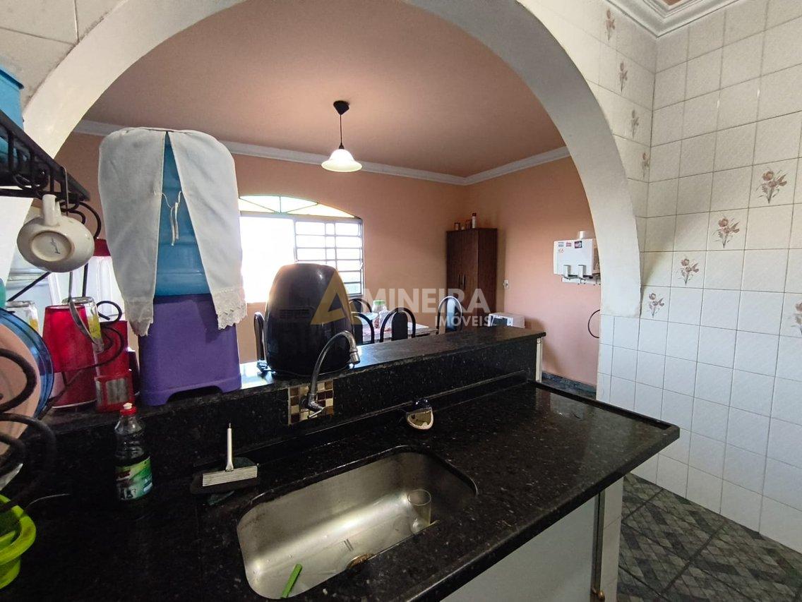 Casa com 6 quartos e 3 banheiros - 250 mt²- Bairro Santa Maria Rua Gonçalves Crespo Belo Horizonte - 