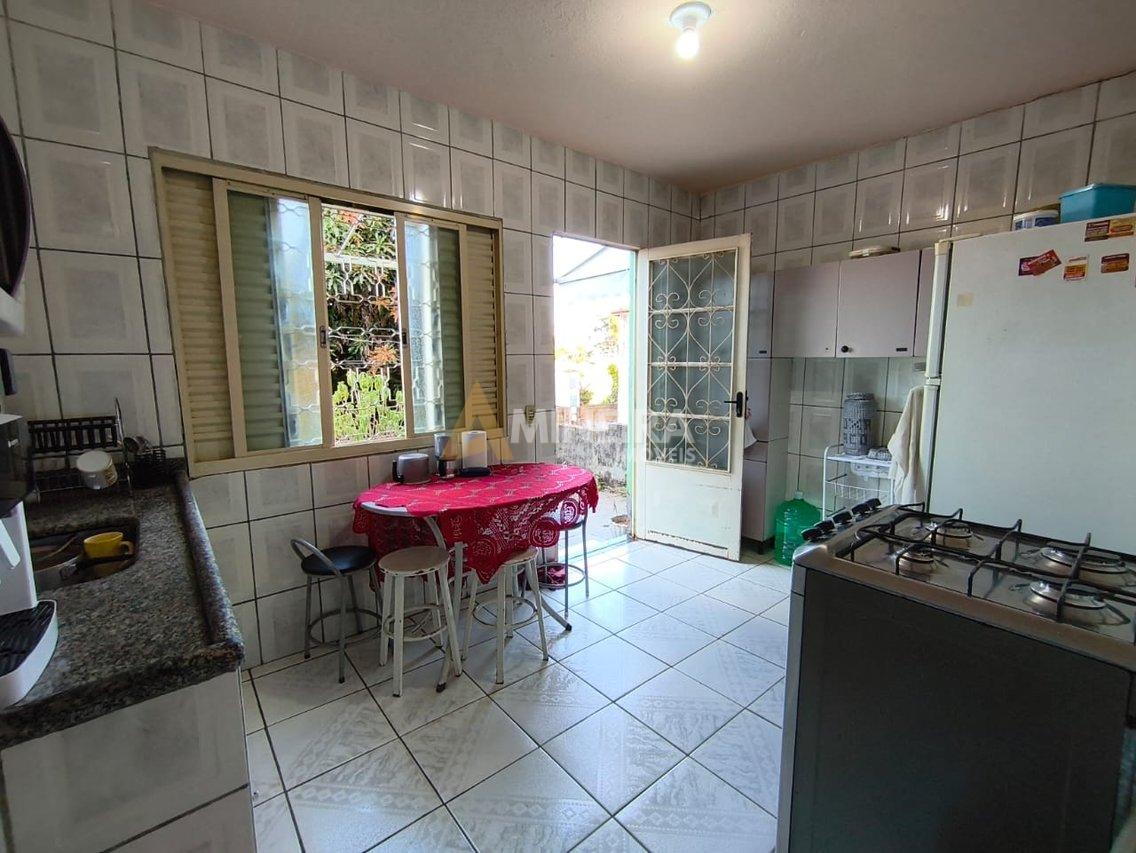 Casa com 6 quartos e 3 banheiros - 250 mt²- Bairro Santa Maria Rua Gonçalves Crespo Belo Horizonte - 