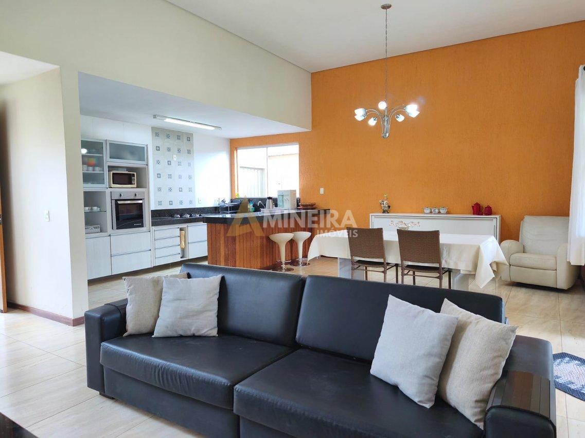Casa de Condomínio com 3 Quartos e 3 banheiros -  Toda plana - 170 mt² por R$ 1.050.000,00 Rua dos Embaixadores Nova Lima - 