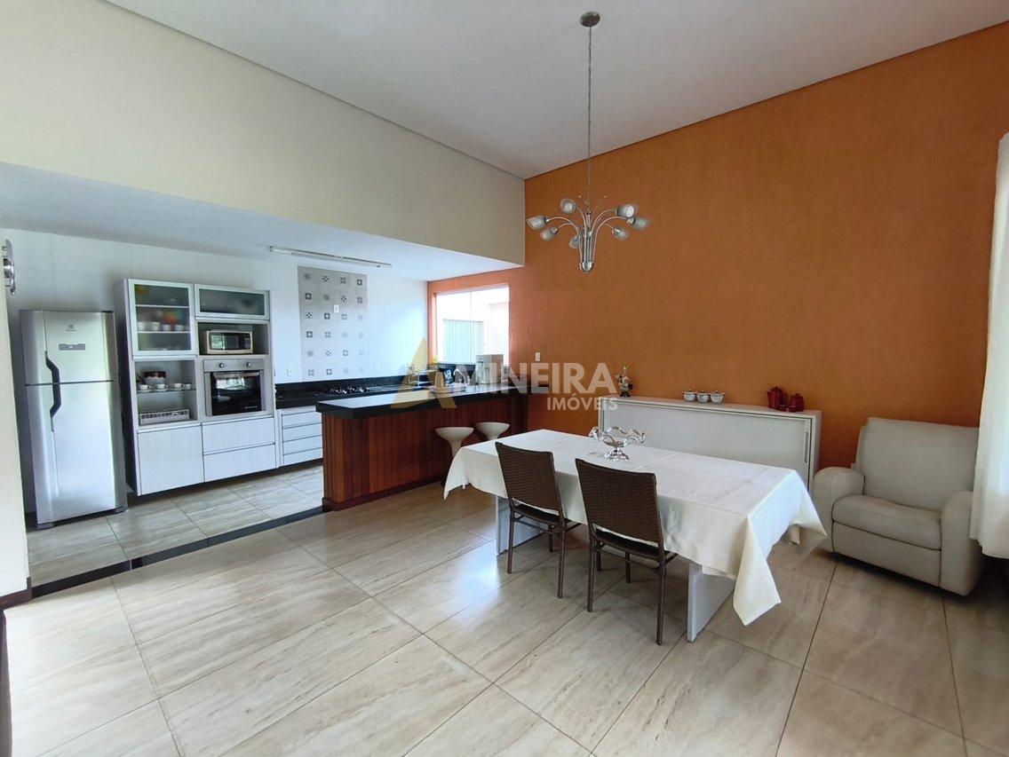 Casa de Condomínio com 3 Quartos e 3 banheiros -  Toda plana - 170 mt² por R$ 1.050.000,00 Rua dos Embaixadores Nova Lima - 