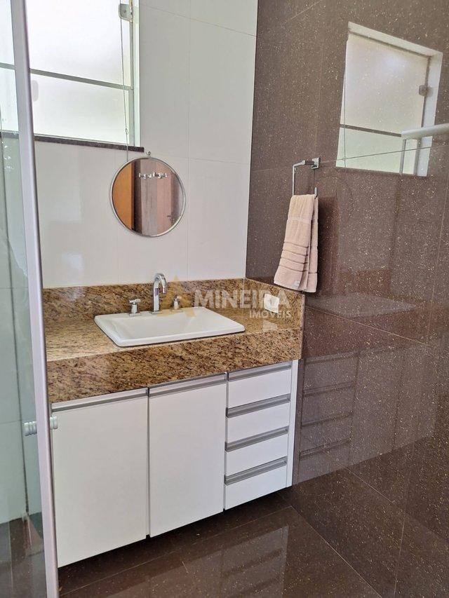 Casa de Condomínio com 3 Quartos e 3 banheiros -  Toda plana - 170 mt² por R$ 1.050.000,00 Rua dos Embaixadores Nova Lima - 
