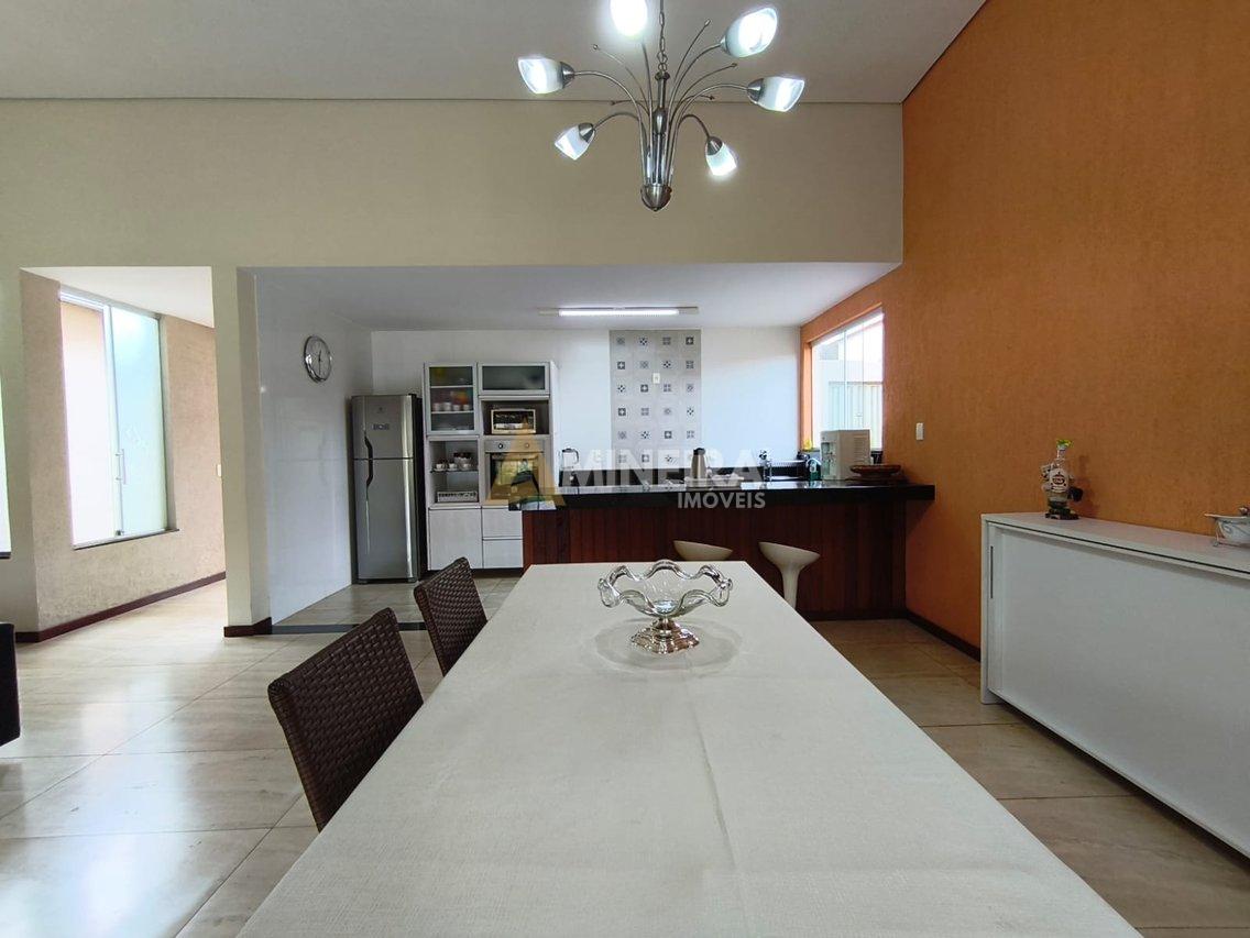 Casa de Condomínio com 3 Quartos e 3 banheiros -  Toda plana - 170 mt² por R$ 1.050.000,00 Rua dos Embaixadores Nova Lima - 
