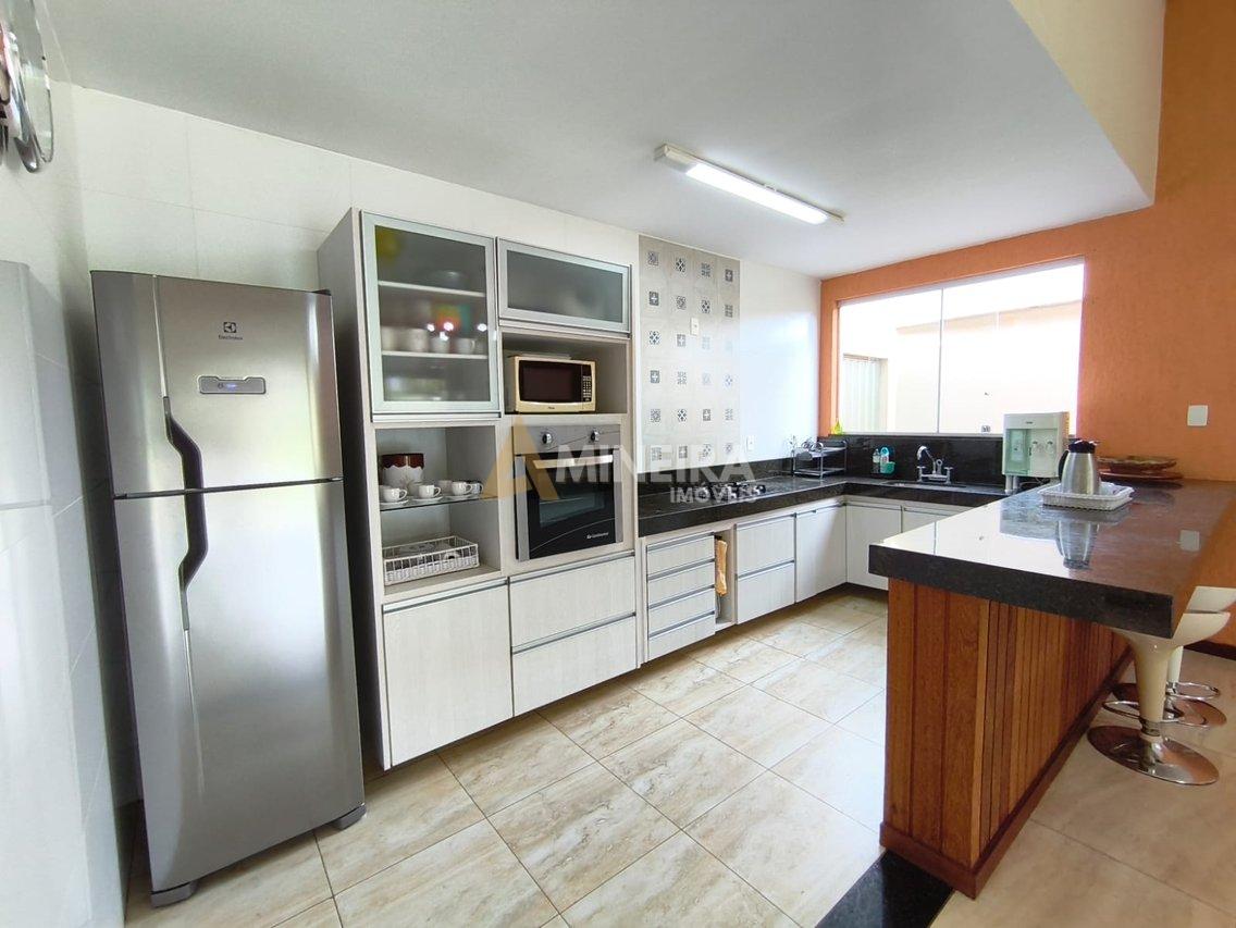 Casa de Condomínio com 3 Quartos e 3 banheiros -  Toda plana - 170 mt² por R$ 1.050.000,00 Rua dos Embaixadores Nova Lima - 