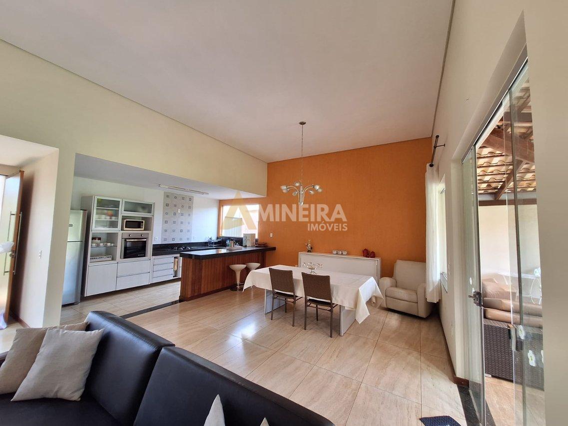 Casa de Condomínio com 3 Quartos e 3 banheiros -  Toda plana - 170 mt² por R$ 1.050.000,00 Rua dos Embaixadores Nova Lima - 