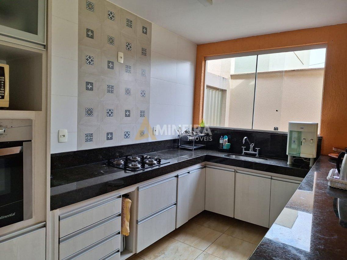Casa de Condomínio com 3 Quartos e 3 banheiros -  Toda plana - 170 mt² por R$ 1.050.000,00 Rua dos Embaixadores Nova Lima - 