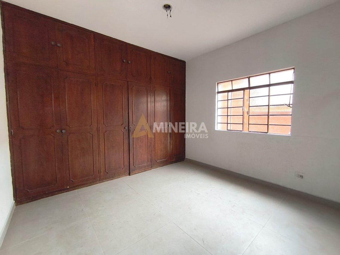 Casa com 3 Quartos, 2 banheiros à Venda, 360 m² por R$ 600.000  Belo Horizonte - 