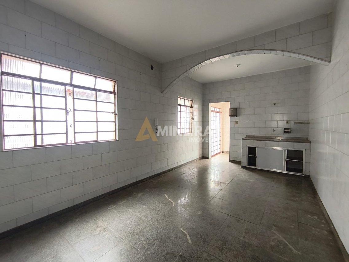 Casa com 3 Quartos, 2 banheiros à Venda, 360 m² por R$ 600.000  Belo Horizonte - 
