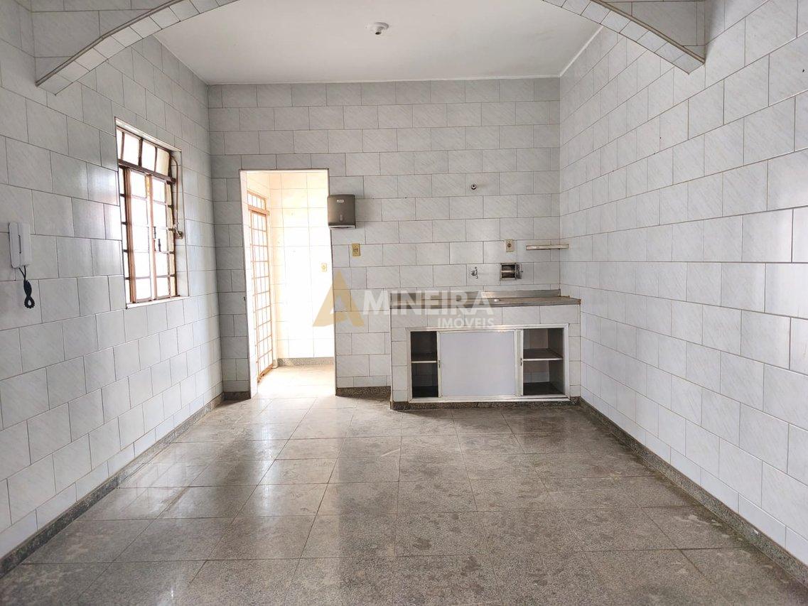 Casa com 3 Quartos, 2 banheiros à Venda, 360 m² por R$ 600.000  Belo Horizonte - 