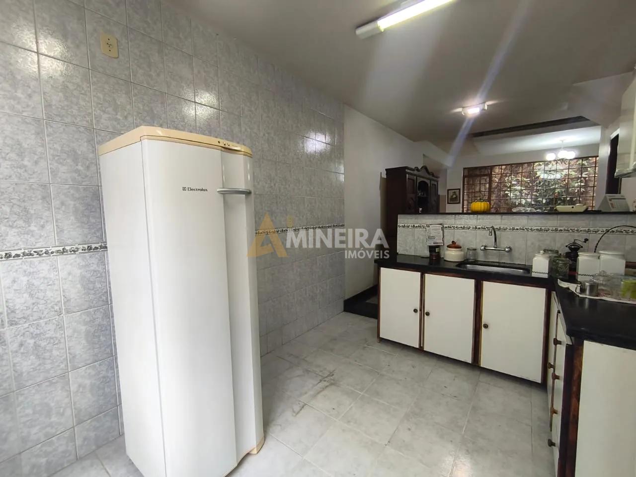 Casa para alugar 4 quartos, sendo 1 su&iacute;te e 2 semi-su&iacute;tes - 300mt&sup2;- Bairro Dom Bosco/BH Rua Acaiaca Belo Horizonte - 