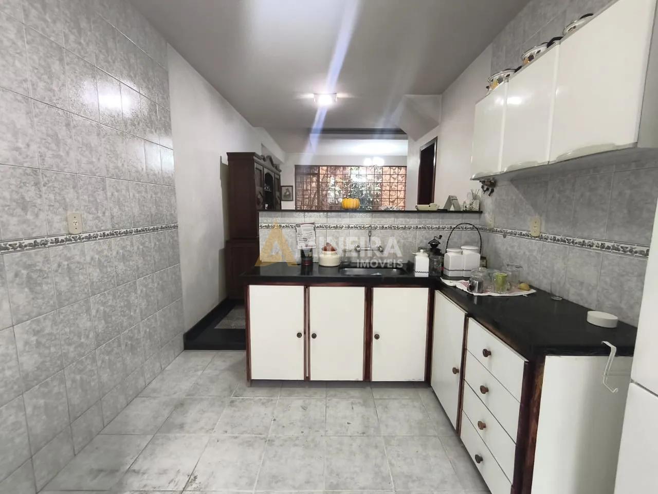 Casa para alugar 4 quartos, sendo 1 su&iacute;te e 2 semi-su&iacute;tes - 300mt&sup2;- Bairro Dom Bosco/BH Rua Acaiaca Belo Horizonte - 