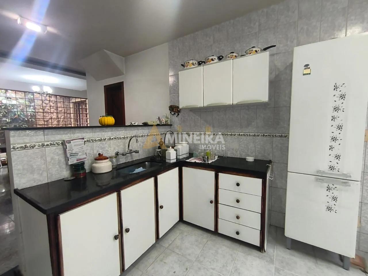 Casa para alugar 4 quartos, sendo 1 su&iacute;te e 2 semi-su&iacute;tes - 300mt&sup2;- Bairro Dom Bosco/BH Rua Acaiaca Belo Horizonte - 