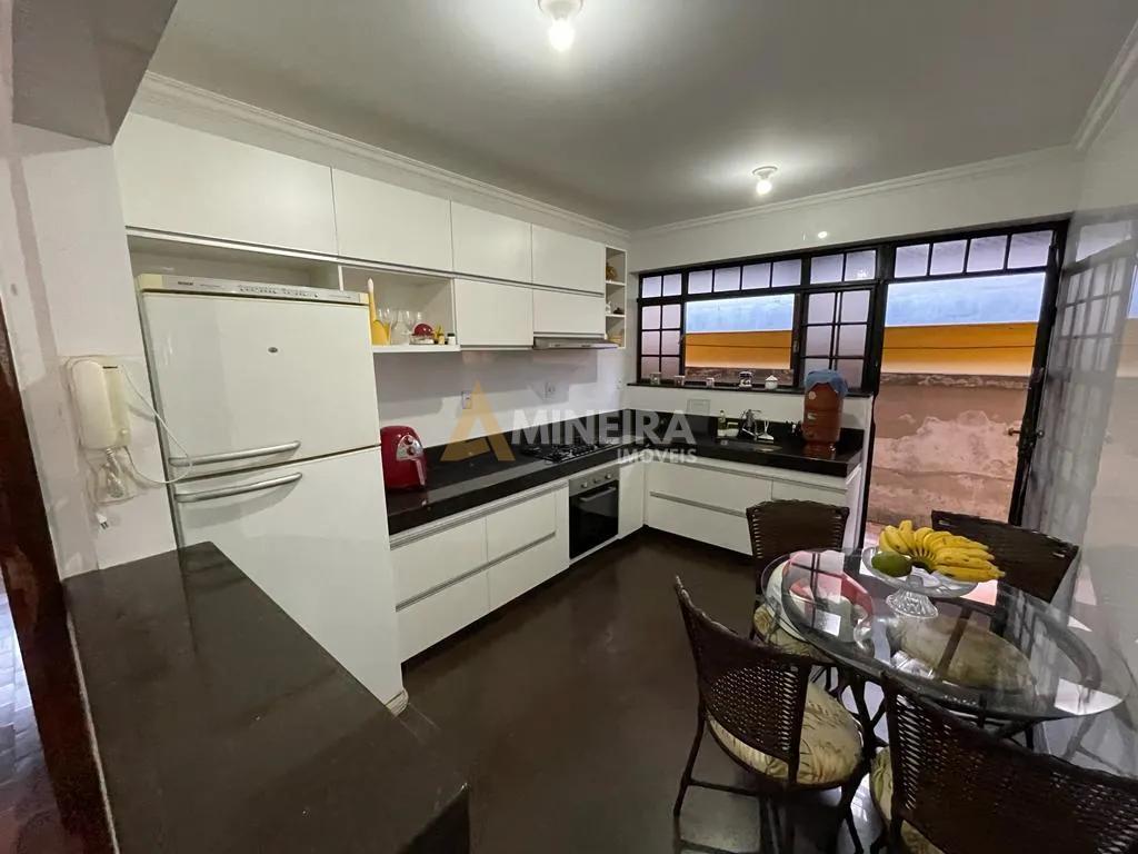 Casa para alugar 3 quartos, sendo 2 su&iacute;tes - 240mt&sup2;- Bairro Bet&acirc;nia/BH Rua Brás Píres Belo Horizonte - 