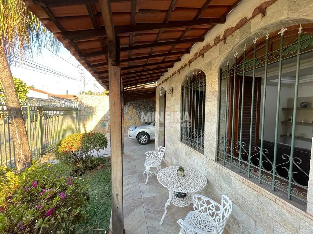 Casa para alugar 3 quartos, sendo 2 su&iacute;tes - 240mt&sup2;- Bairro Bet&acirc;nia/BH Rua Brás Píres Belo Horizonte - 