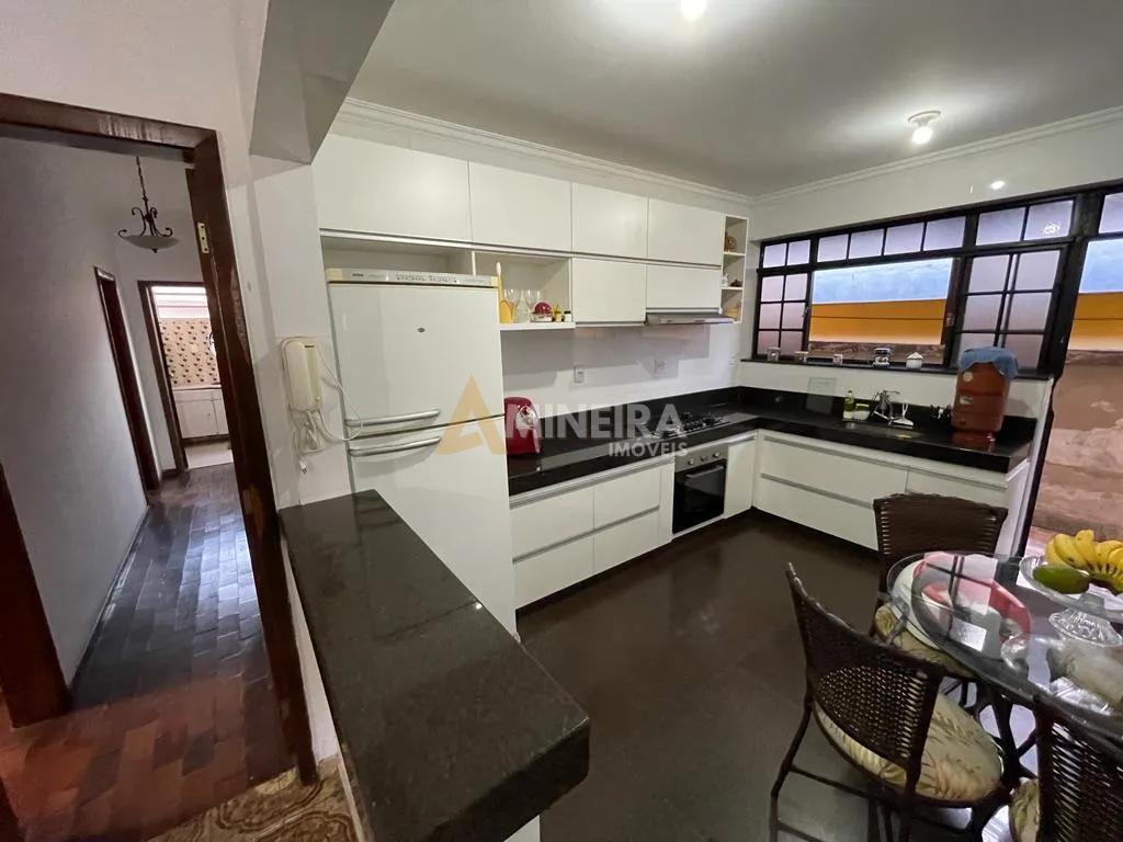 Casa para alugar 3 quartos, sendo 2 su&iacute;tes - 240mt&sup2;- Bairro Bet&acirc;nia/BH Rua Brás Píres Belo Horizonte - 