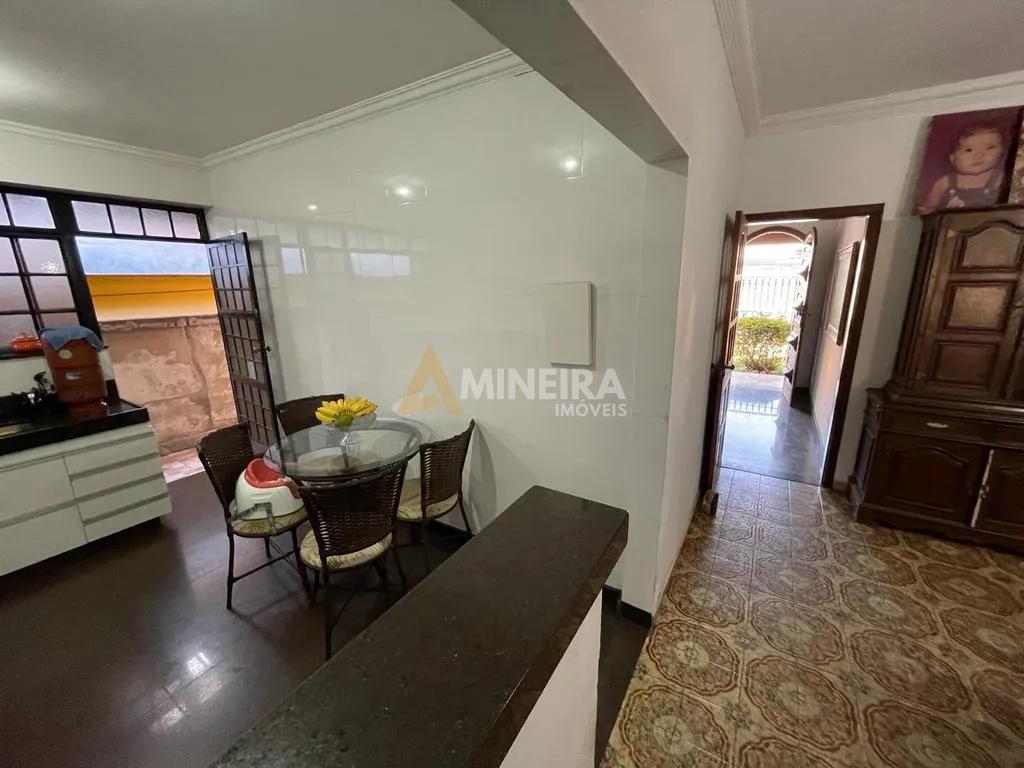 Casa para alugar 3 quartos, sendo 2 su&iacute;tes - 240mt&sup2;- Bairro Bet&acirc;nia/BH Rua Brás Píres Belo Horizonte - 