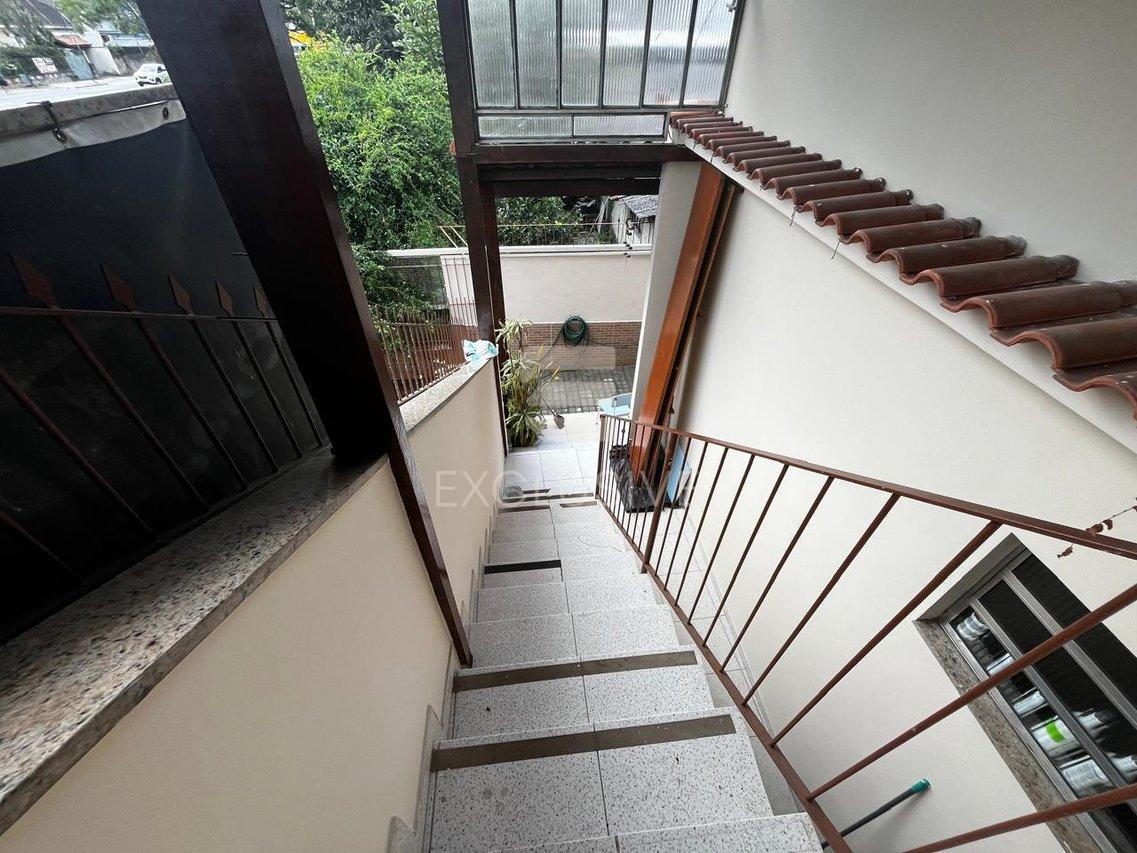 EXCELENTE CASA DE VILA 4 QUARTOS - CENTRO DE NOVA FRIBURGO - R$ 498.000,00 - Nova Friburgo - 