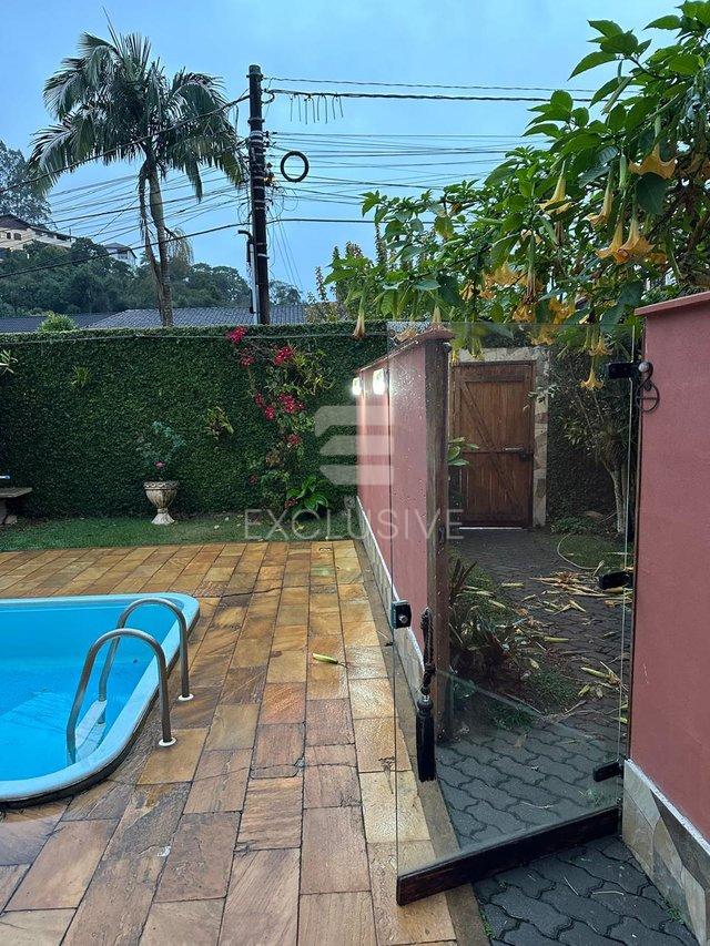 Casa com 3 dormitórios linear à venda, 255 m² por R$1.100.000, 00 - Vale dos Pinheiros - Nova Friburgo - 