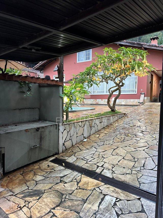 Casa com 3 dormitórios linear à venda, 255 m² por R$1.100.000, 00 - Vale dos Pinheiros - Nova Friburgo - 