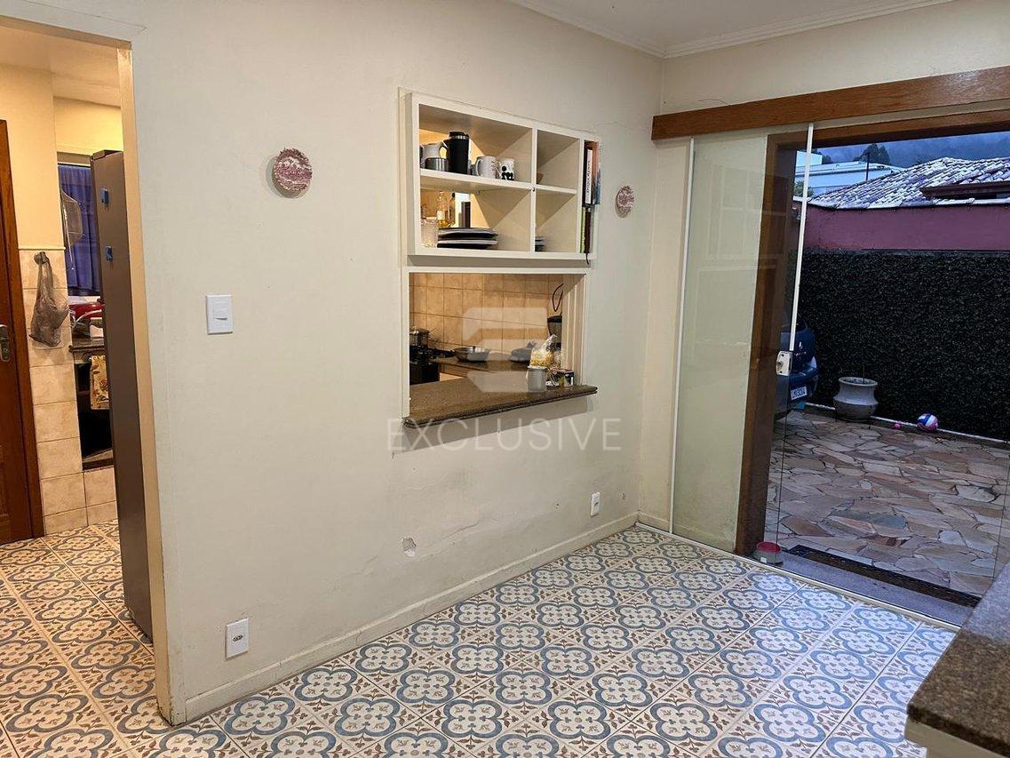 Casa com 3 dormitórios linear à venda, 255 m² por R$1.100.000, 00 - Vale dos Pinheiros - Nova Friburgo - 