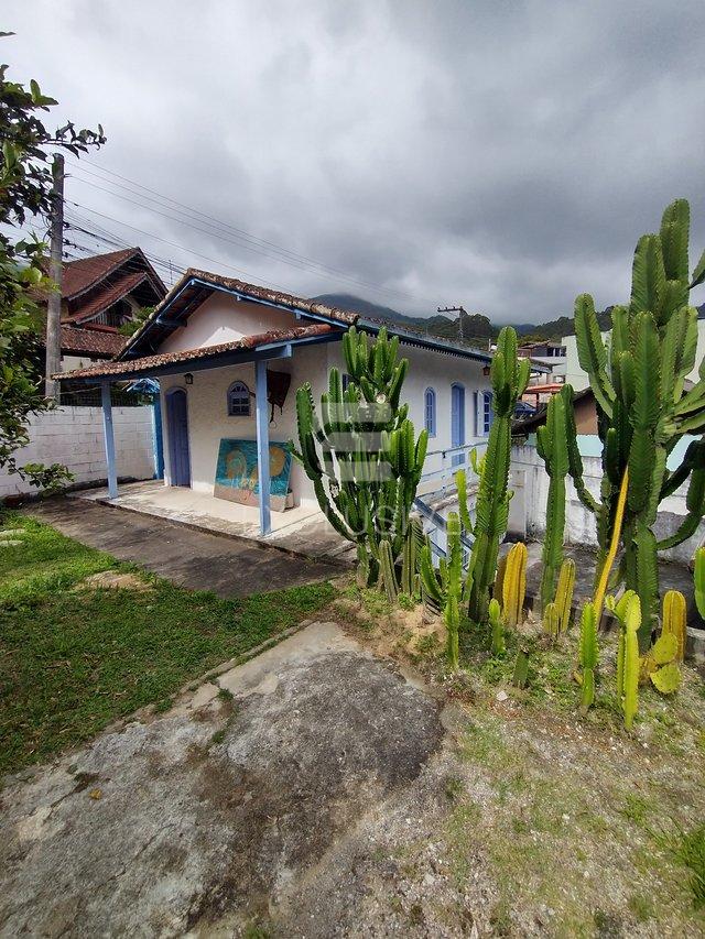 Casa com 2 dormitórios à venda, 246 m² por R$ 900.000 - Cascatinha - Nova Friburgo - RJ Rua Francisco de Almeida Sobrinho Nova Friburgo - 