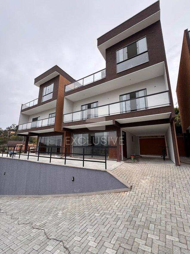 EXCELENTES CASAS  A VENDA E LOCAÇÃO COM 3 SUITES EM CONDOMINIO FECHADO NAS BRAUNES - NF  Nova Friburgo - 