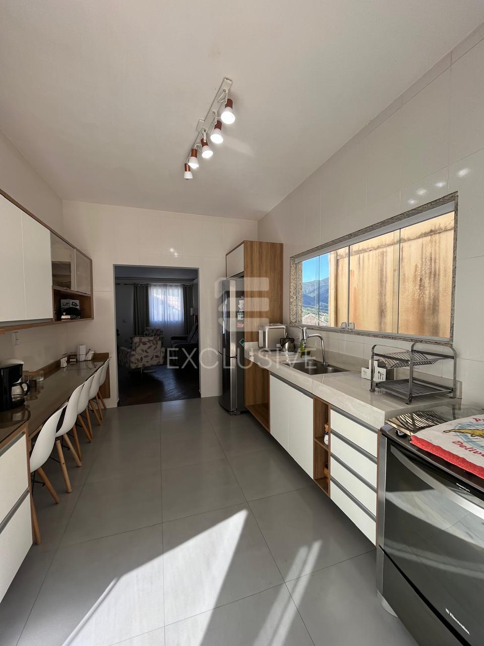 Casa com 4 dormit&oacute;rios &agrave; venda, 231 m&sup2; por R$ 990.000,00 -Cascatinha - Nova Friburgo/RJ  Nova Friburgo - 