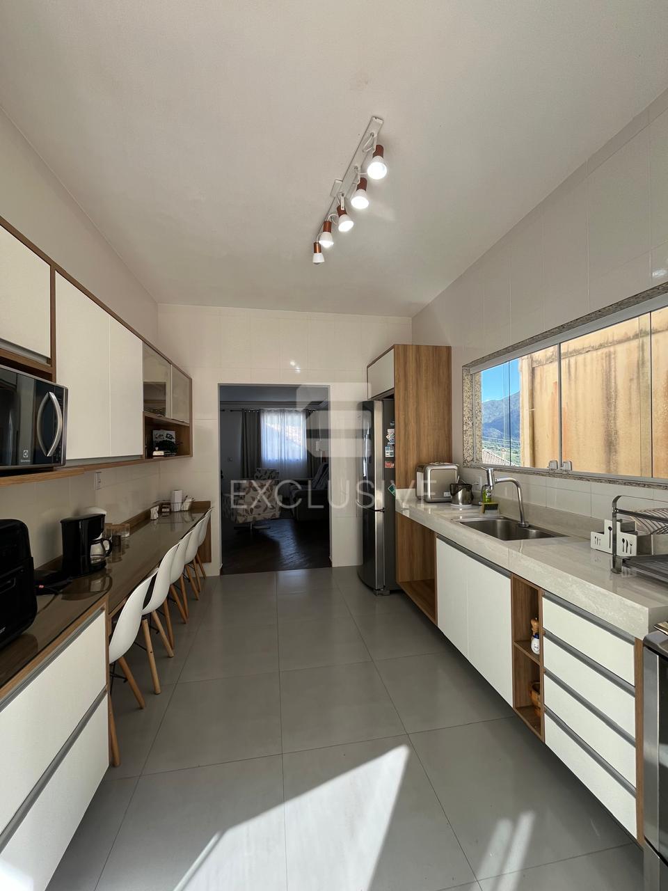 Casa com 4 dormit&oacute;rios &agrave; venda, 231 m&sup2; por R$ 990.000,00 -Cascatinha - Nova Friburgo/RJ  Nova Friburgo - 