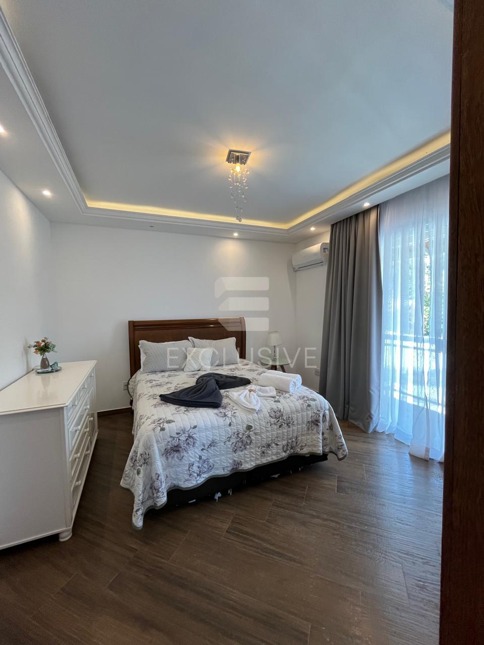 Casa com 4 dormit&oacute;rios &agrave; venda, 231 m&sup2; por R$ 990.000,00 -Cascatinha - Nova Friburgo/RJ  Nova Friburgo - 