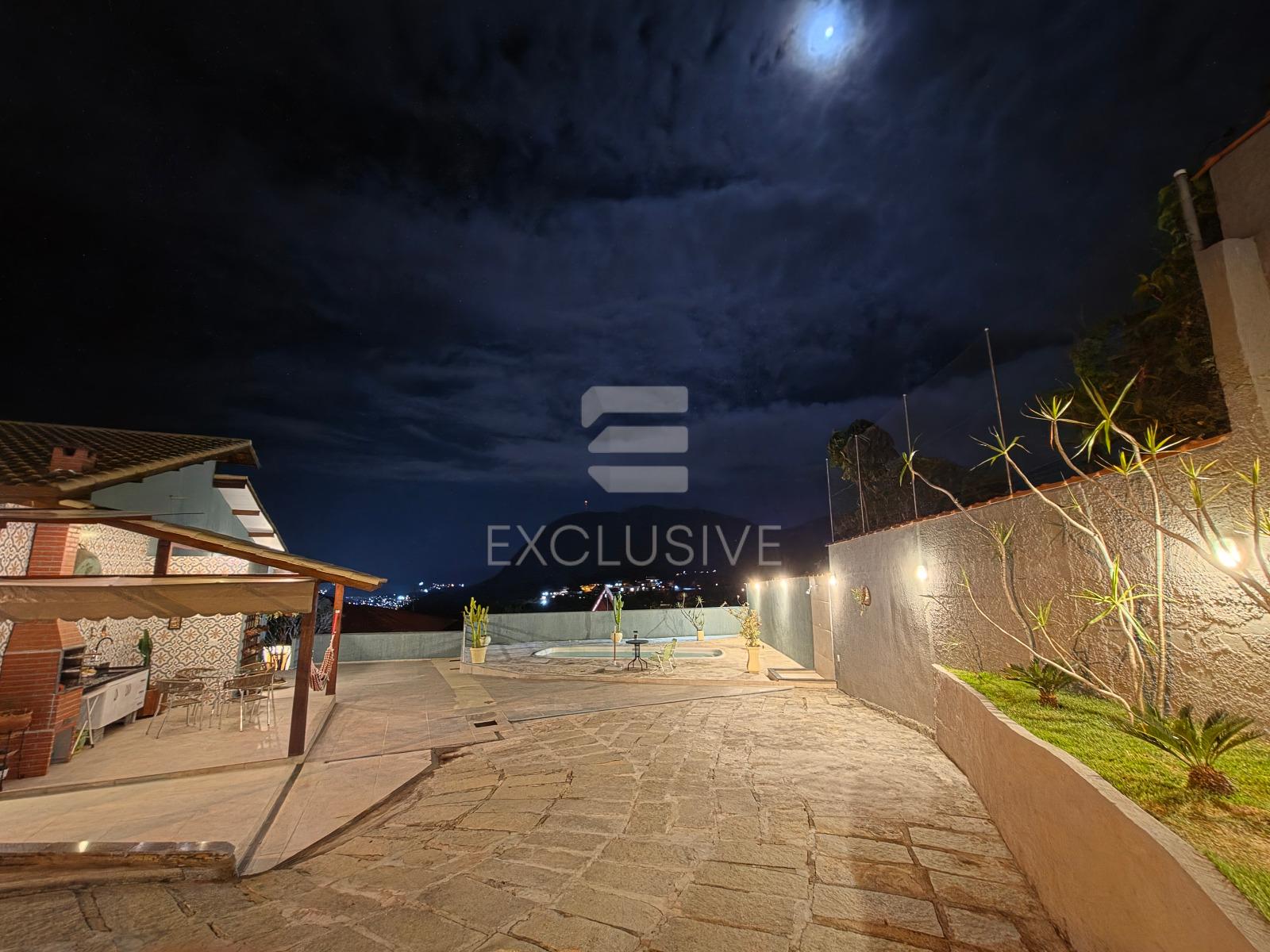 Casa com 4 dormit&oacute;rios &agrave; venda, 325,90 m&sup2; por R$ 1.300.000,00 - Cascatinha - Nova Friburgo  Nova Friburgo - 