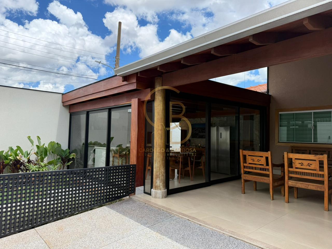 CHARMOSA RESID&Ecirc;NCIA EM BAIRRO TRANQUILO  Campo Grande - 