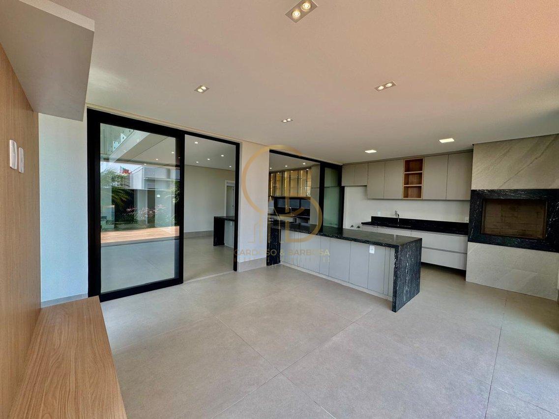 LUXUOSO SOBRADO COM 5 SUÍTES NO ALPHAVILLE 3 – COM MÓVEIS PLANEJADOS E ENERGIA SOLAR!  Campo Grande - 