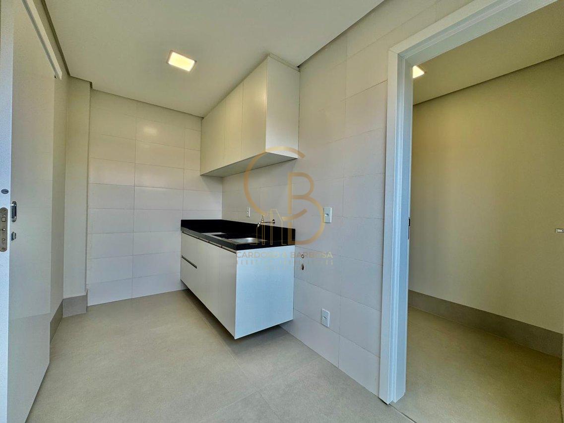 LUXUOSO SOBRADO COM 5 SUÍTES NO ALPHAVILLE 3 – COM MÓVEIS PLANEJADOS E ENERGIA SOLAR!  Campo Grande - 