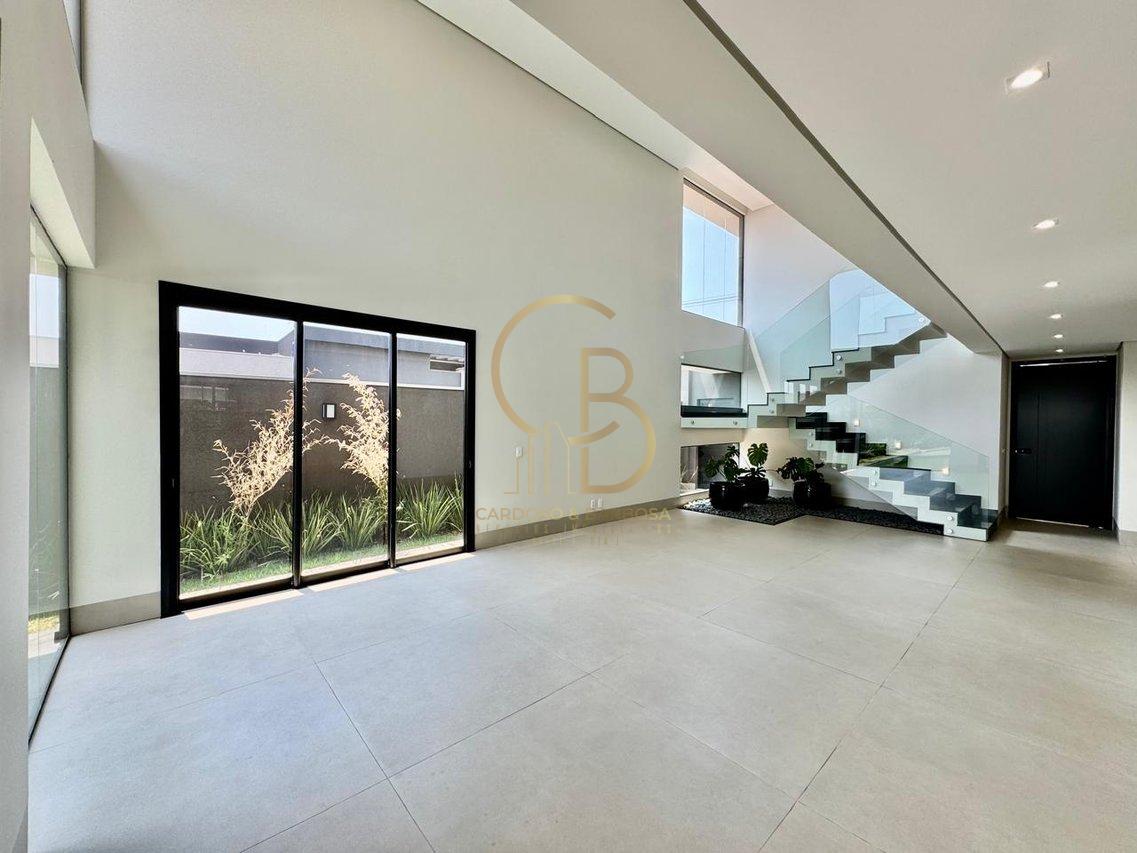 LUXUOSO SOBRADO COM 5 SUÍTES NO ALPHAVILLE 3 – COM MÓVEIS PLANEJADOS E ENERGIA SOLAR!  Campo Grande - 