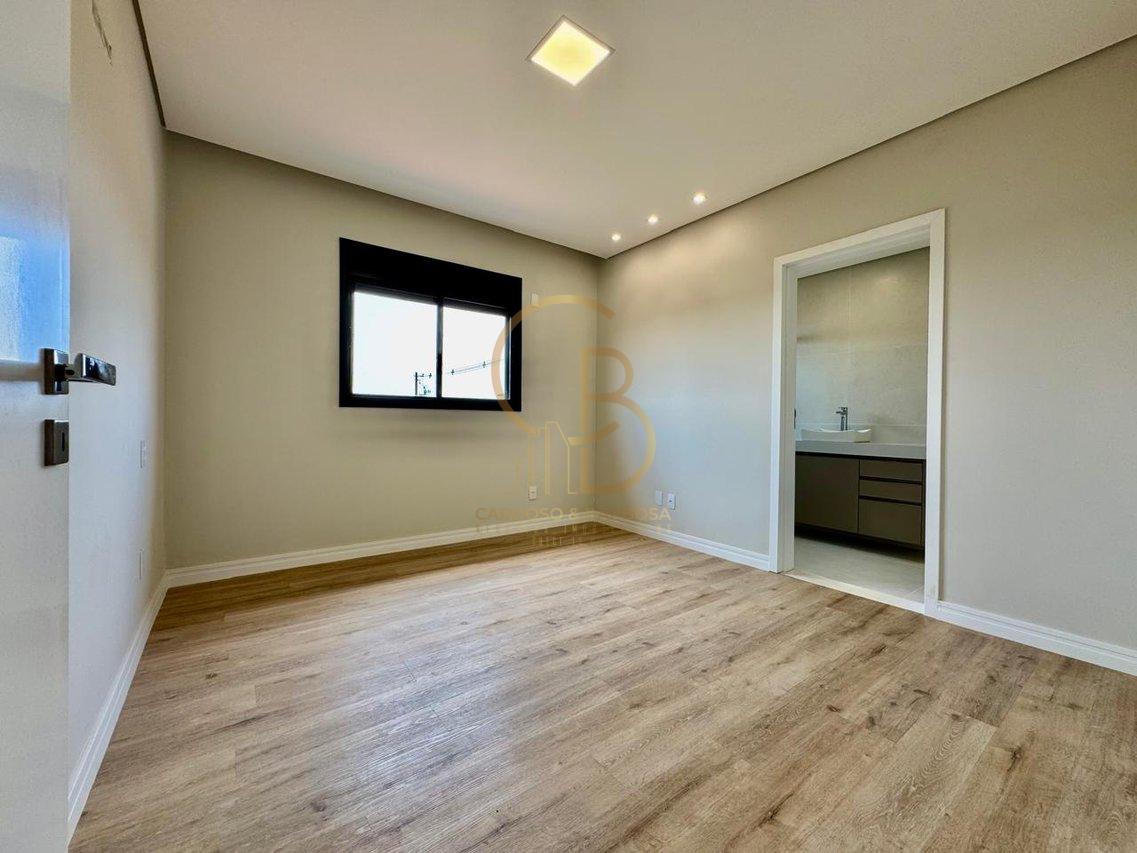 LUXUOSO SOBRADO COM 5 SUÍTES NO ALPHAVILLE 3 – COM MÓVEIS PLANEJADOS E ENERGIA SOLAR!  Campo Grande - 