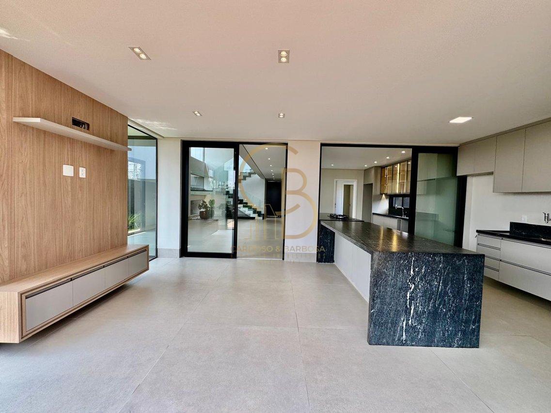 LUXUOSO SOBRADO COM 5 SUÍTES NO ALPHAVILLE 3 – COM MÓVEIS PLANEJADOS E ENERGIA SOLAR!  Campo Grande - 