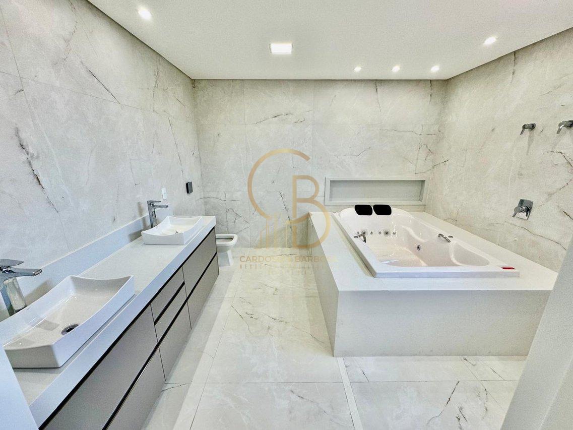 LUXUOSO SOBRADO COM 5 SUÍTES NO ALPHAVILLE 3 – COM MÓVEIS PLANEJADOS E ENERGIA SOLAR!  Campo Grande - 