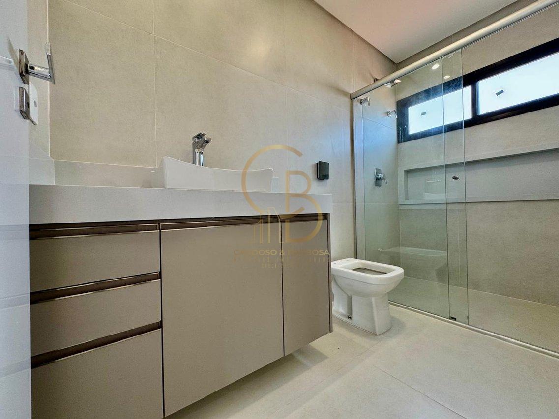LUXUOSO SOBRADO COM 5 SUÍTES NO ALPHAVILLE 3 – COM MÓVEIS PLANEJADOS E ENERGIA SOLAR!  Campo Grande - 
