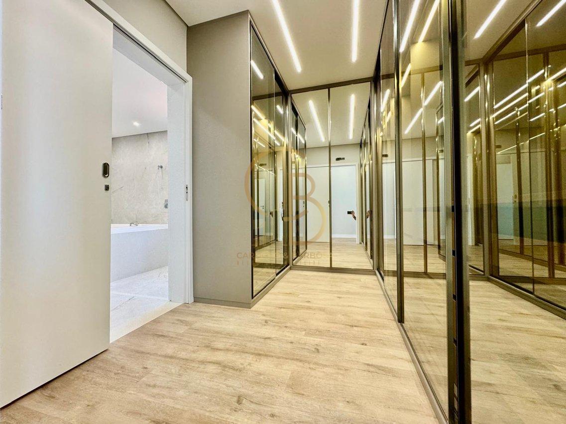 LUXUOSO SOBRADO COM 5 SUÍTES NO ALPHAVILLE 3 – COM MÓVEIS PLANEJADOS E ENERGIA SOLAR!  Campo Grande - 