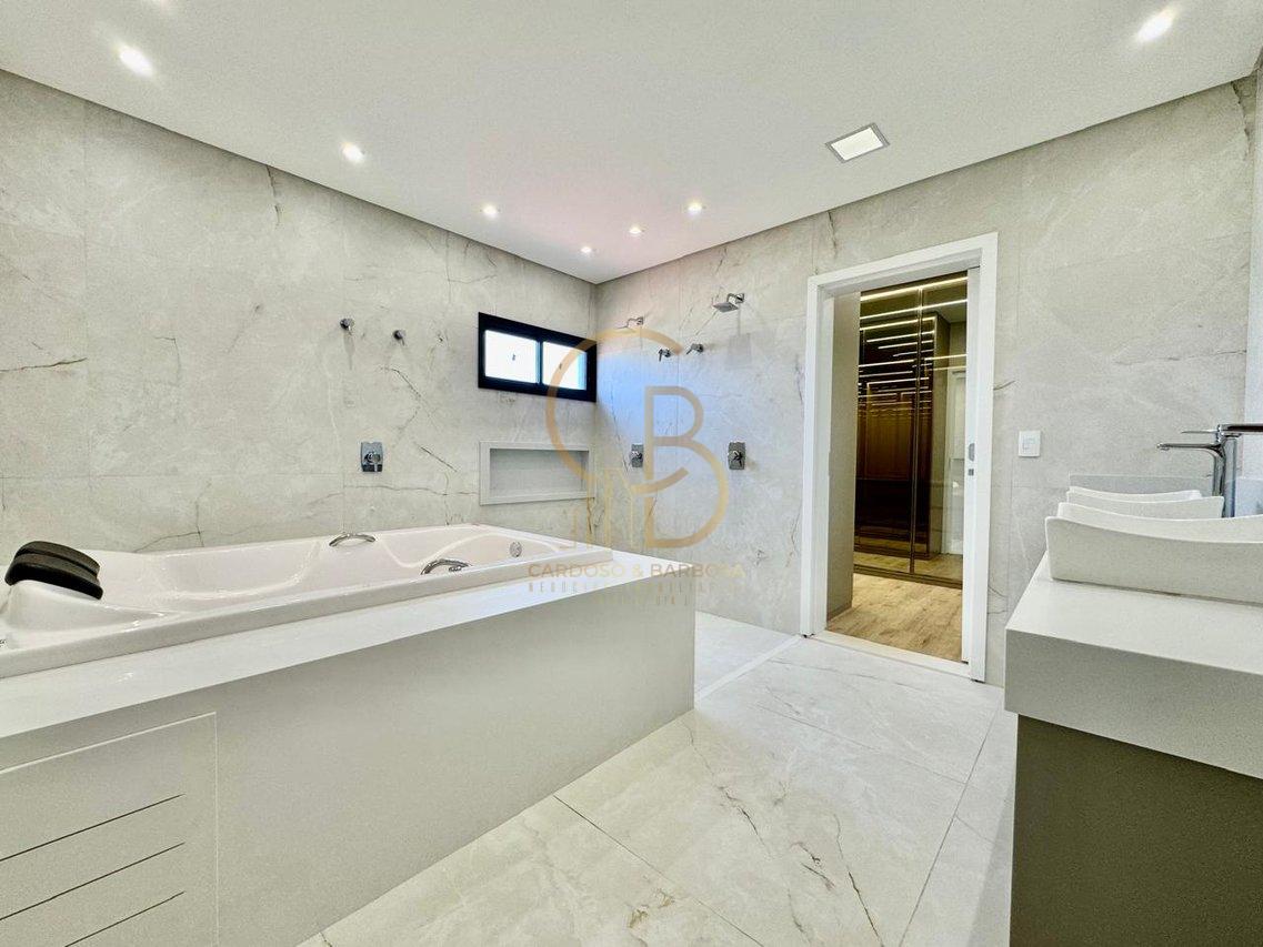 LUXUOSO SOBRADO COM 5 SUÍTES NO ALPHAVILLE 3 – COM MÓVEIS PLANEJADOS E ENERGIA SOLAR!  Campo Grande - 