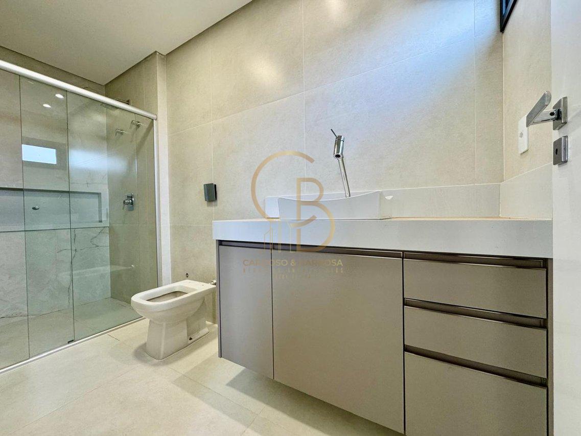 LUXUOSO SOBRADO COM 5 SUÍTES NO ALPHAVILLE 3 – COM MÓVEIS PLANEJADOS E ENERGIA SOLAR!  Campo Grande - 