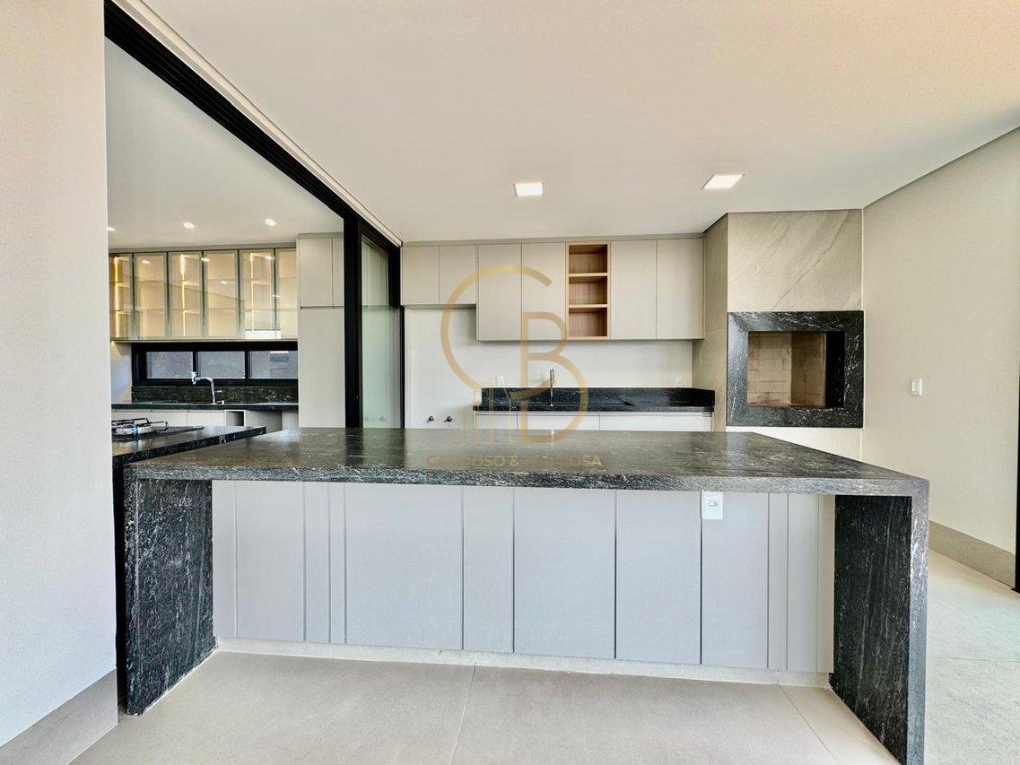 LUXUOSO SOBRADO COM 5 SUÍTES NO ALPHAVILLE 3 – COM MÓVEIS PLANEJADOS E ENERGIA SOLAR!  Campo Grande - 