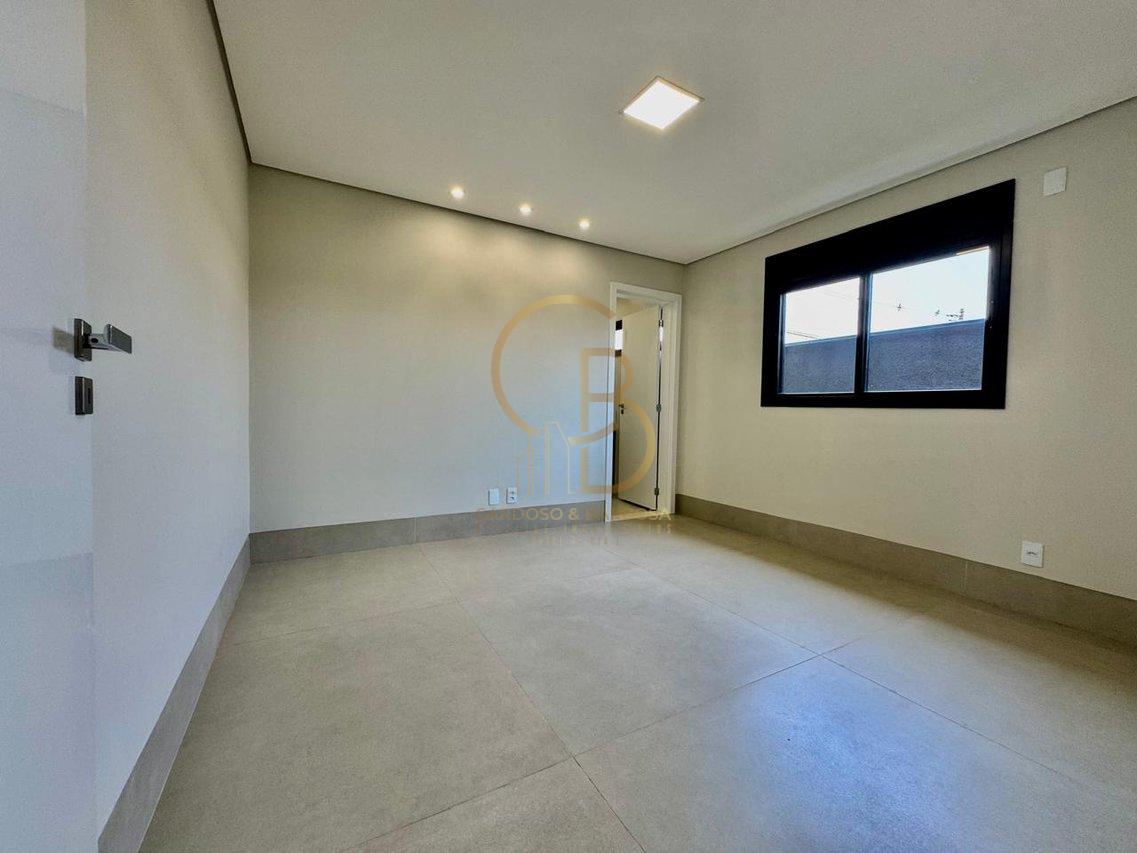 LUXUOSO SOBRADO COM 5 SUÍTES NO ALPHAVILLE 3 – COM MÓVEIS PLANEJADOS E ENERGIA SOLAR!  Campo Grande - 
