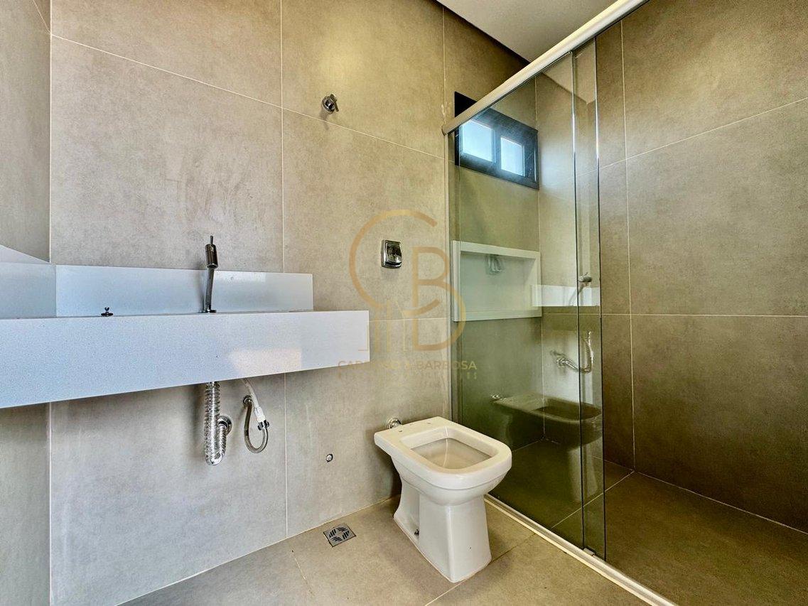 LUXUOSO SOBRADO COM 5 SUÍTES NO ALPHAVILLE 3 – COM MÓVEIS PLANEJADOS E ENERGIA SOLAR!  Campo Grande - 