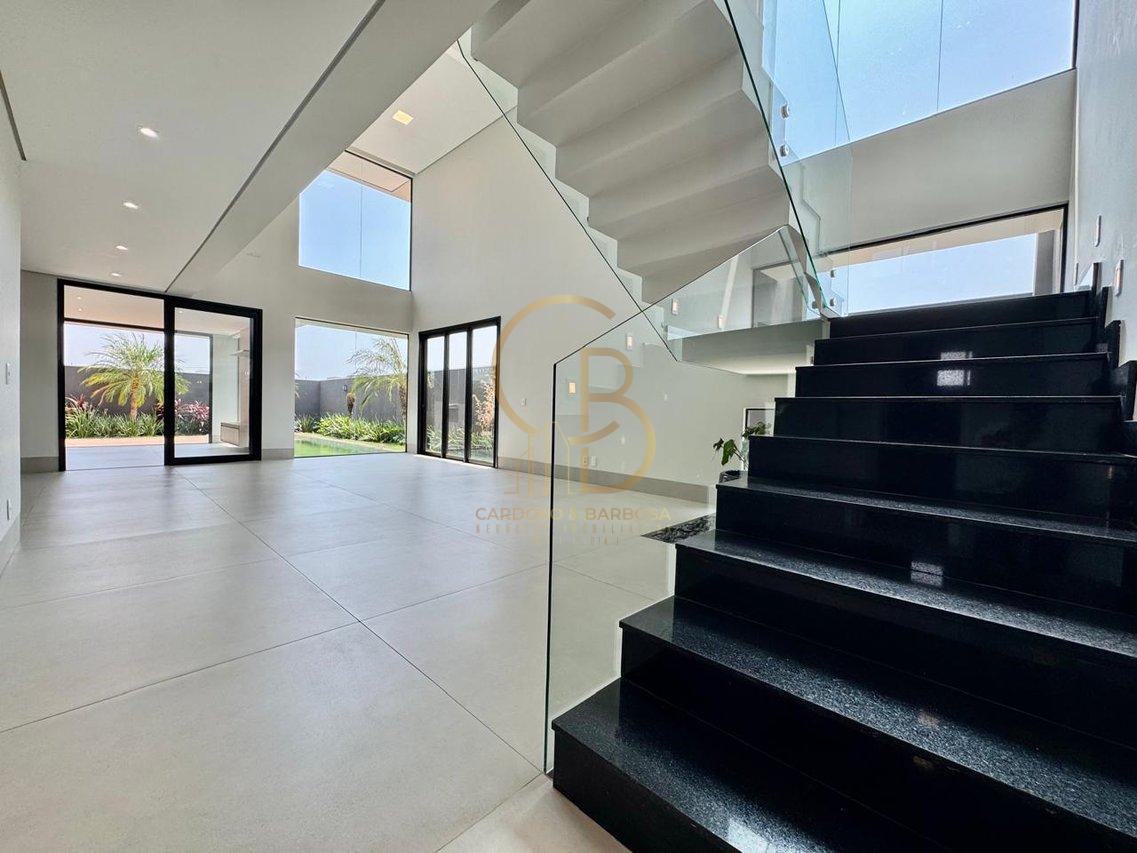 LUXUOSO SOBRADO COM 5 SUÍTES NO ALPHAVILLE 3 – COM MÓVEIS PLANEJADOS E ENERGIA SOLAR!  Campo Grande - 