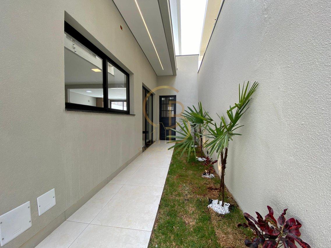 SOBRADO À VENDA COM PISCINA, SUÍTE COM CLOSET E 5 VAGAS  Campo Grande - 