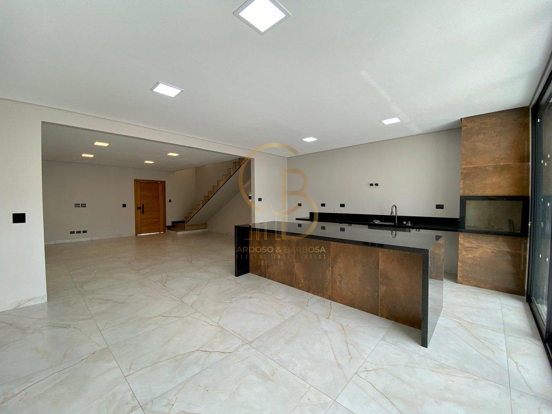 SOBRADO À VENDA COM PISCINA, SUÍTE COM CLOSET E 5 VAGAS  Campo Grande - 