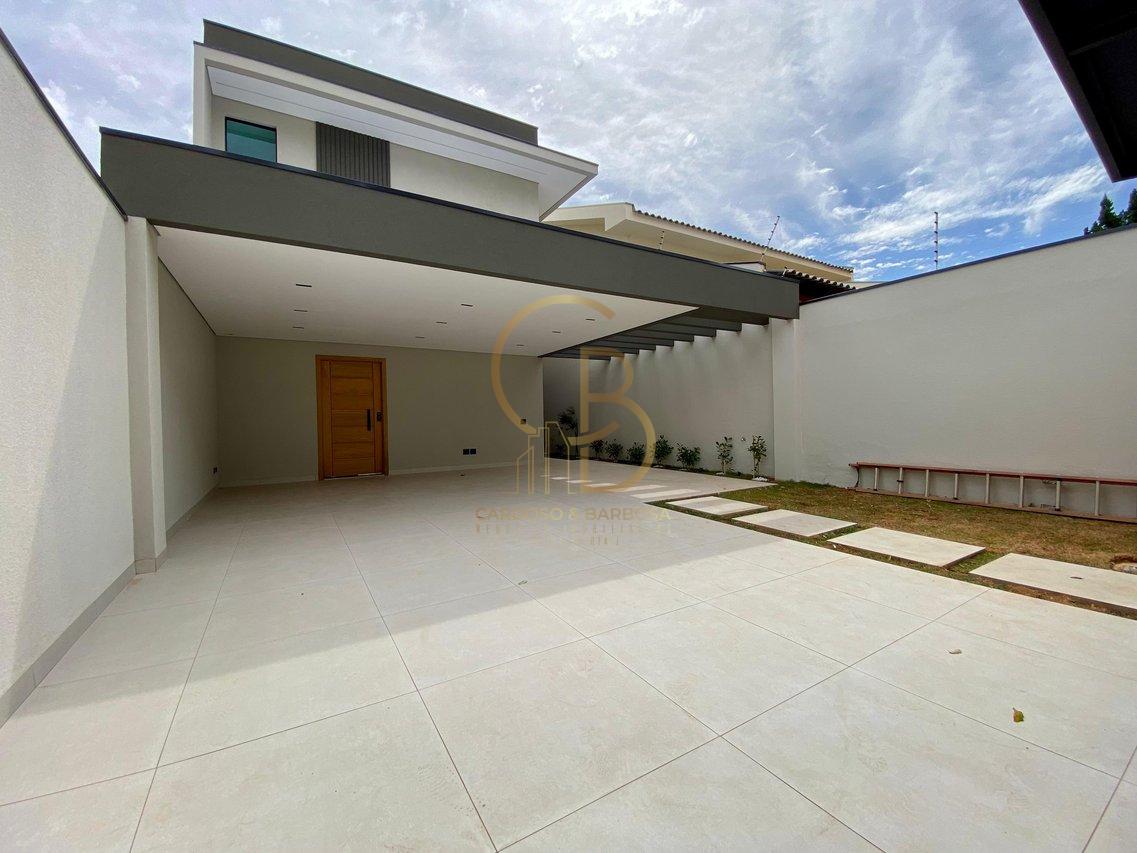 SOBRADO À VENDA COM PISCINA, SUÍTE COM CLOSET E 5 VAGAS  Campo Grande - 