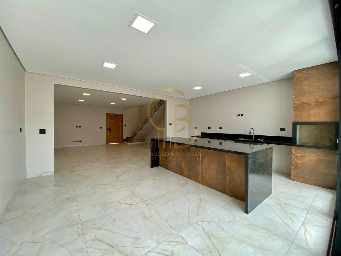 SOBRADO À VENDA COM PISCINA, SUÍTE COM CLOSET E 5 VAGAS  Campo Grande - 