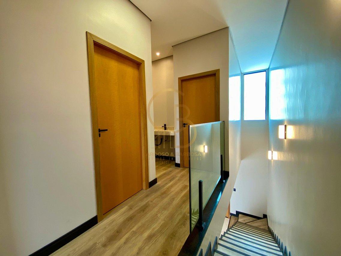 SOBRADO À VENDA COM PISCINA, SUÍTE COM CLOSET E 5 VAGAS  Campo Grande - 