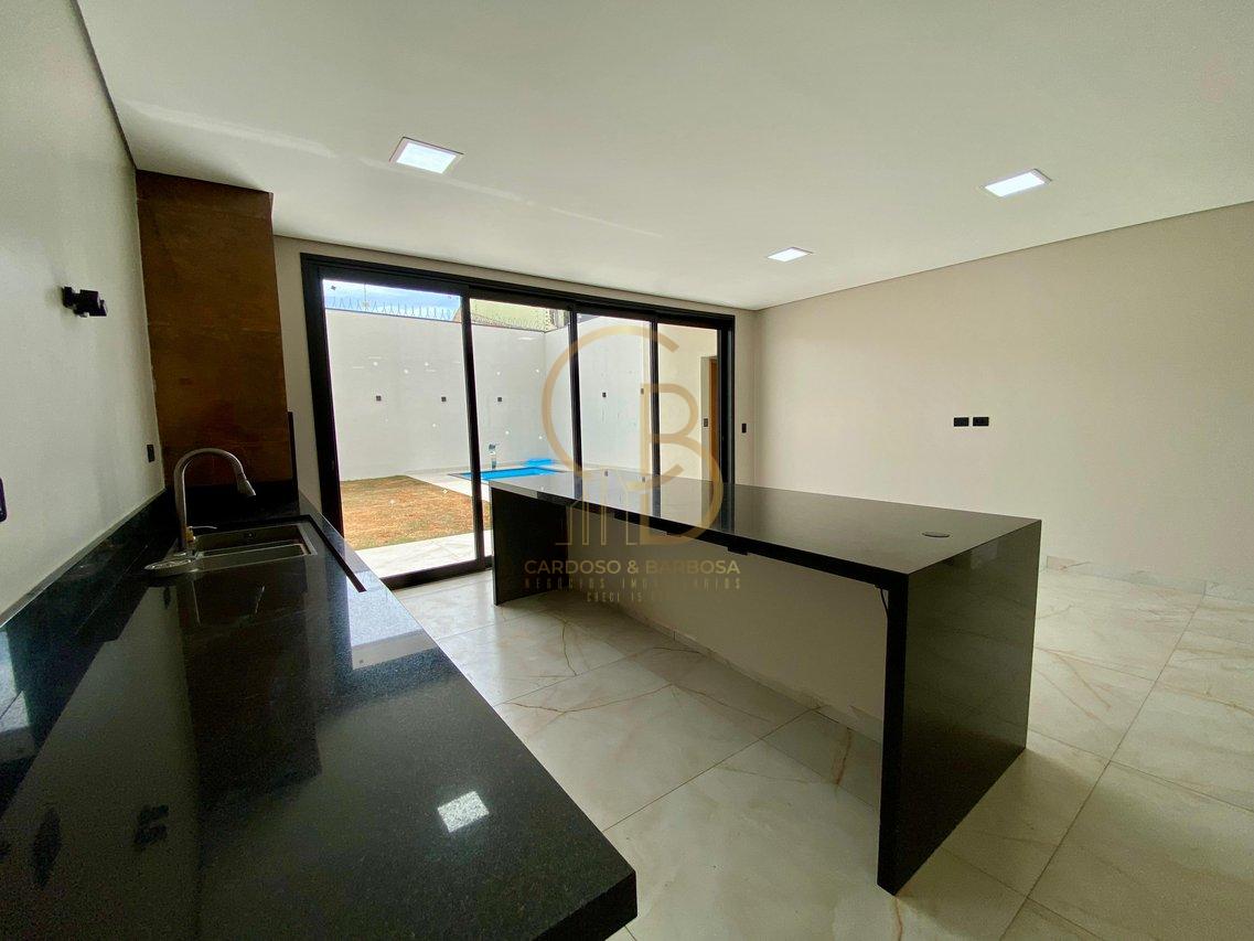 SOBRADO À VENDA COM PISCINA, SUÍTE COM CLOSET E 5 VAGAS  Campo Grande - 